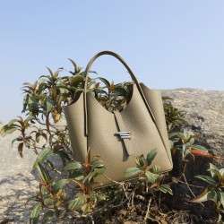 Yan women's bucket bag, 2025 new style trendy spring and summer, fashionable and versatile large-capacity commuter handbag, shoulder crossbody bag for women