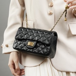 2025 new light luxury, high-end commuter handbag, fashionable European and American style belt crossbody bag for women