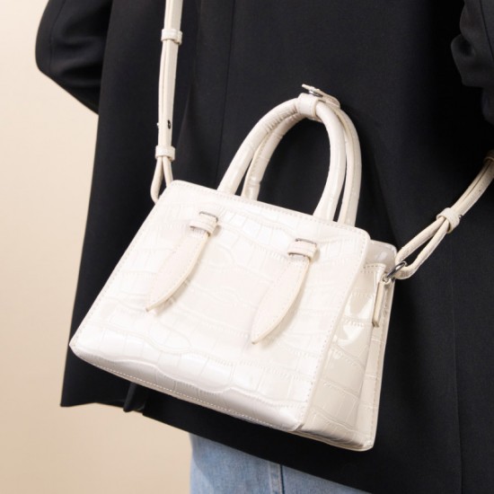 2025 new fashionable genuine leather handbag, small square bag, French-style, simple, niche popular shoulder and crossbody bag.