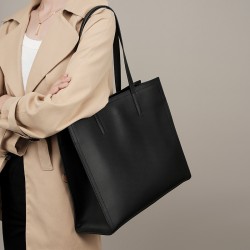 New niche women's genuine leather large-capacity briefcase, laptop bag, black cowhide commuter bag.