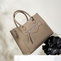 Large Large-capacity women's genuine leather tote, niche design, high-end commuter laptop briefcase.