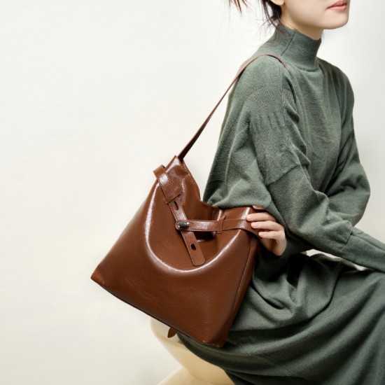 New genuine leather waxed tote bag, women's bag Large-capacity shoulder bag, commuter underarm bag, original design for work. New genuine leather waxed tote bag, women's bag Large-capacity shoulder bag, commuter underarm bag, original design for work.