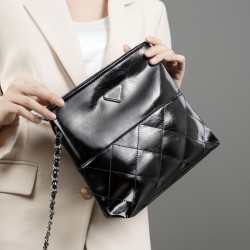 2025 new top-grain cowhide versatile small square bag, fashionable commuter shoulder and crossbody bag, trendy, popular for foreign trade, triangle logo
