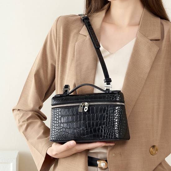 Niche Pig Nose semi-circular saddle bag, luxury diamond-patterned underarm bag, 2025 new genuine leather shoulder and crossbody bag for women. Niche Pig Nose semi-circular saddle bag, luxury diamond-patterned underarm bag, 2025 new genuine leather shoulder and crossbody bag for women.