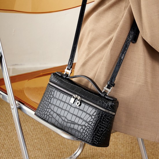 Niche Pig Nose semi-circular saddle bag, luxury diamond-patterned underarm bag, 2025 new genuine leather shoulder and crossbody bag for women. Niche Pig Nose semi-circular saddle bag, luxury diamond-patterned underarm bag, 2025 new genuine leather shoulder and crossbody bag for women.
