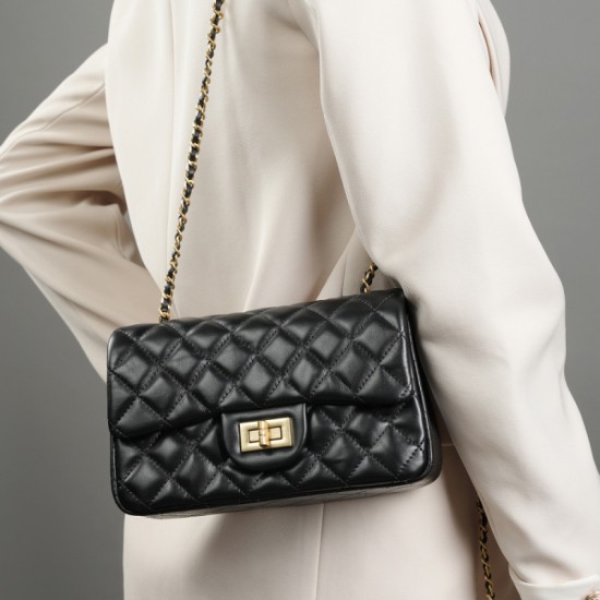 2025 new light luxury, high-end commuter handbag, fashionable European and American style belt crossbody bag for women 2025 new light luxury, high-end commuter handbag, fashionable European and American style belt crossbody bag for women