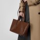 New genuine leather women's bags, cross-border cowhide tote bags, niche crossbody, vintage soft leather, large capacity. New genuine leather women's bags, cross-border cowhide tote bags, niche crossbody, vintage soft leather, large capacity.