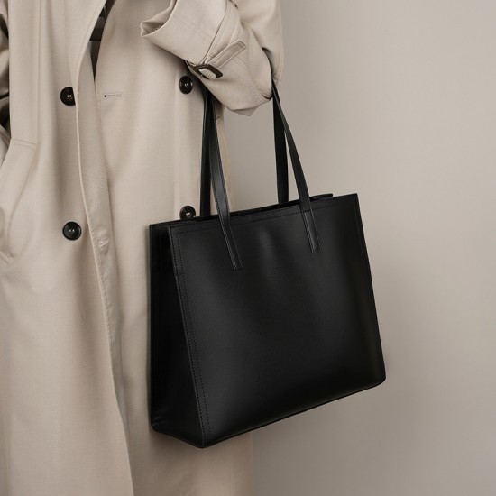 New niche women's genuine leather large-capacity briefcase, laptop bag, black cowhide commuter bag. New niche women's genuine leather large-capacity briefcase, laptop bag, black cowhide commuter bag.