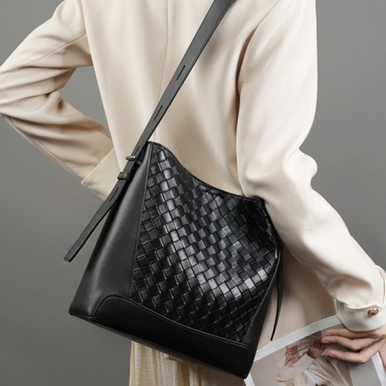 Hand-woven cowhide tote bag, new large-capacity fashionable commuter shoulder bag, crossbody bag Hand-woven cowhide tote bag, new large-capacity fashionable commuter shoulder bag, crossbody bag