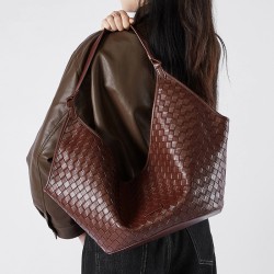 Genuine leather large-capacity women's bags, 2025 new models, stylish and fashionable cowhide woven pattern, women's school commuter bags.