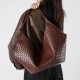 Genuine leather large-capacity women's bags, 2025 new models, stylish and fashionable cowhide woven pattern, women's school commuter bags.