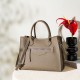 Large Large-capacity women's genuine leather tote, niche design, high-end commuter laptop briefcase.