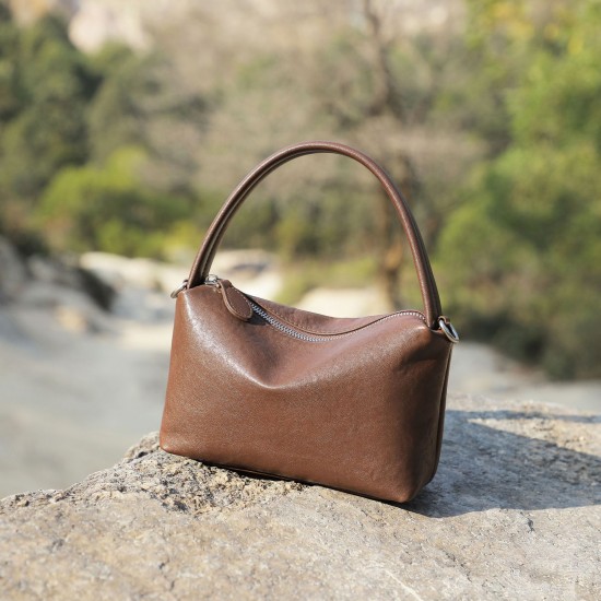 Light luxury, elegant, casual, versatile, small pillow bag, retro, simple commuter handbag, crossbody chain bag for women. Light luxury, elegant, casual, versatile, small pillow bag, retro, simple commuter handbag, crossbody chain bag for women.