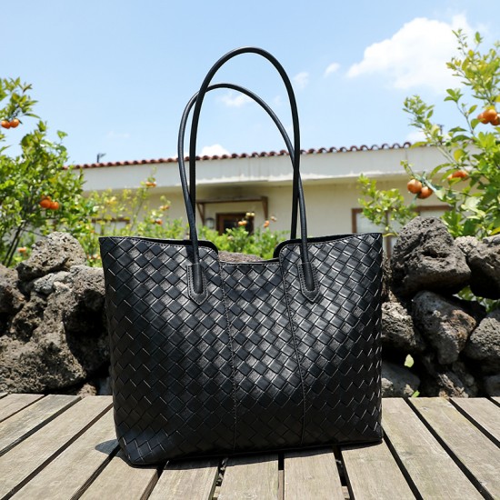 New style genuine leather women's handbag, fashionable cowhide shoulder bag, daily commuter bag, simple style, large capacity woven sling bag.