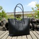 New style genuine leather women's handbag, fashionable cowhide shoulder bag, daily commuter bag, simple style, large capacity woven sling bag.