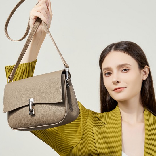 A new, fashionable, versatile saddle bag for women, a lightweight, luxurious genuine leather women's bag, a stylish, single-shoulder crossbody bag.