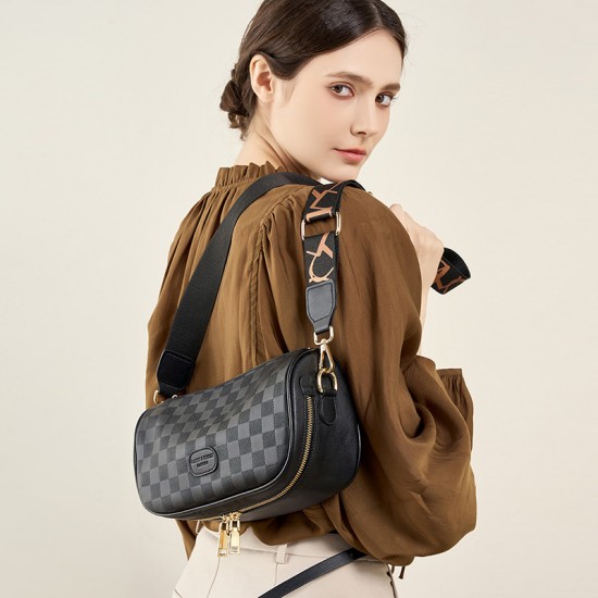 Used women's bags, niche design handbag, large capacity cowhide shoulder underarm bag, cowhide commuter bowling bag. Used women's bags, niche design handbag, large capacity cowhide shoulder underarm bag, cowhide commuter bowling bag.