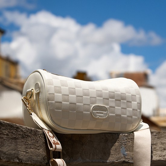 Used women's bags, niche design handbag, large capacity cowhide shoulder underarm bag, cowhide commuter bowling bag. Used women's bags, niche design handbag, large capacity cowhide shoulder underarm bag, cowhide commuter bowling bag.