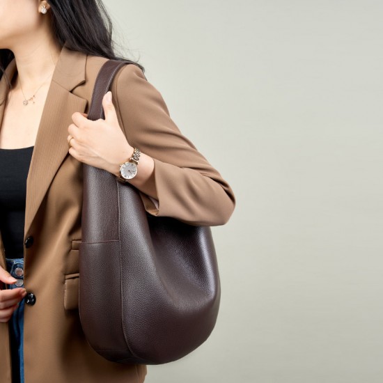 High-quality top-grain cowhide tote bags, luxurious and simple, large-capacity genuine leather commuter crescent bags, shoulder handbags. High-quality top-grain cowhide tote bags, luxurious and simple, large-capacity genuine leather commuter crescent bags, shoulder handbags.