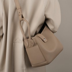 Top-Grain Cowhide 202 5 niche designs: genuine leather basket bags for women, elegant soft leather bucket bags for commuting.