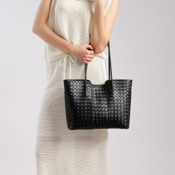 New style genuine leather women's handbag, fashionable cowhide shoulder bag, daily commuter bag, simple style, large capacity woven sling bag.