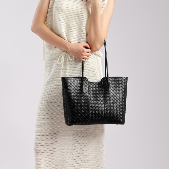 New style genuine leather women's handbag, fashionable cowhide shoulder bag, daily commuter bag, simple style, large capacity woven sling bag.