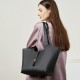 2025 early autumn new first-grain cowhide wind chime tote bag, large-capacity commuting handbag, genuine leather women's bag.