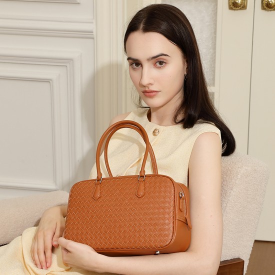 2025 new style genuine leather saddle bag, fashionable and versatile small handbag, crossbody bag